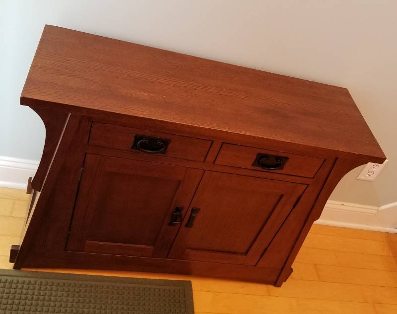 lot 7 image: Lovely Oak Server