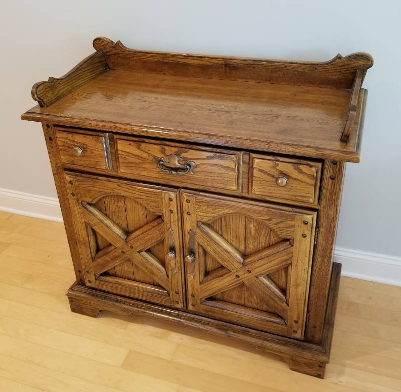 lot 3 image: Elegant Oak Server