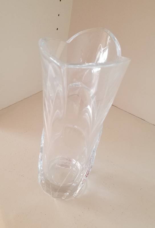 lot 75 image: Crystal Vases and Arthur Court Serving Tray