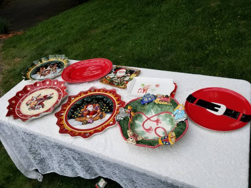lot 42 image: Collection of Christmas Serving Plates