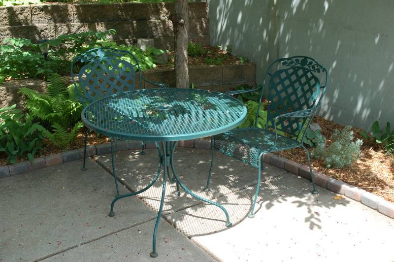 lot 82 image: Green Iron Bistro Outdoor Set