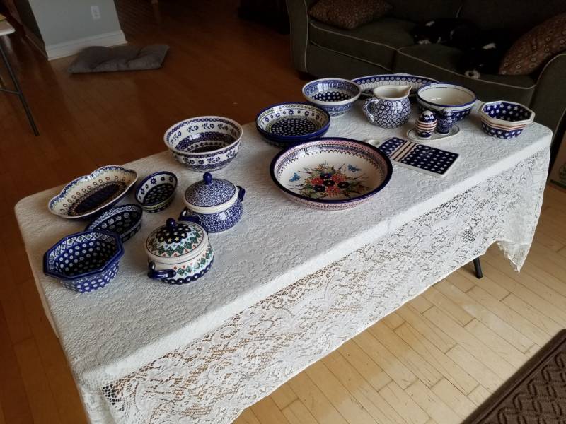 lot 85 image: Boleslawiec Polish Pottery Serving Pieces  Lot of 15 Pieces