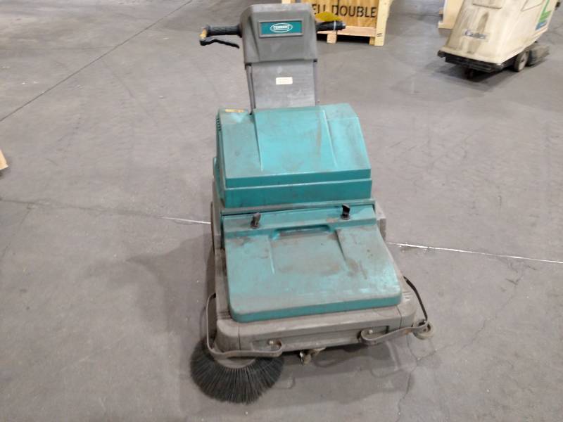 lot 25 image: Tennant Sweeper, Model 3620, 12 Vol...