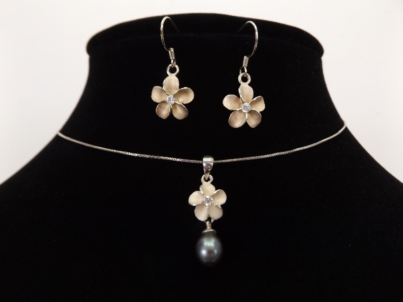 lot 16 image: .925 Sterling Silver Black Pearl Flower Pendant, Necklace and Earring SET