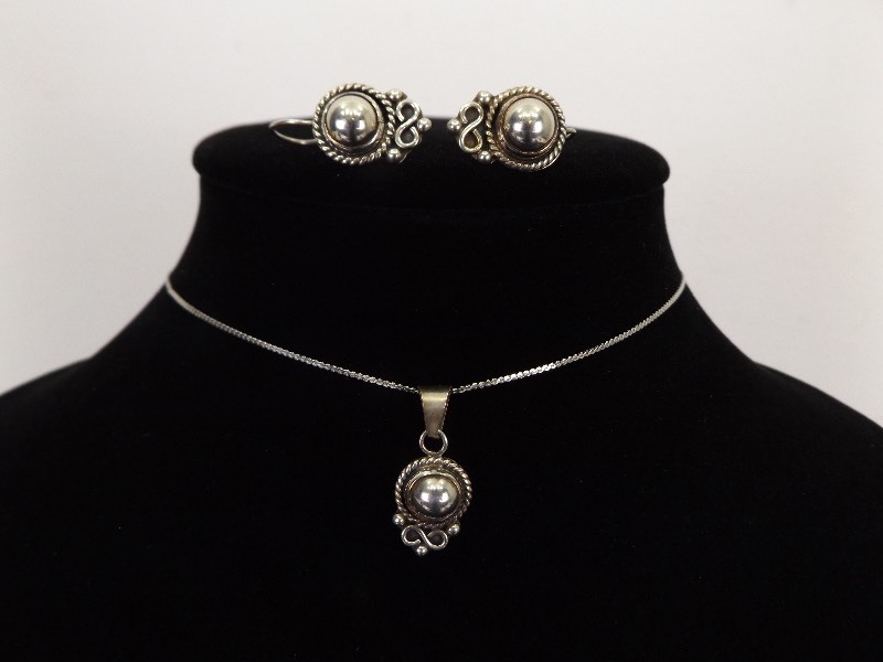 lot 18 image: .925 Sterling Silver Ball Pendant, Necklace and Earring SET