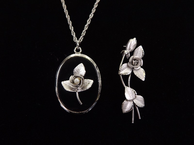 lot 19 image: .925 Sterling Silver Onyx Rose Pendant, Necklace and Brooch SET