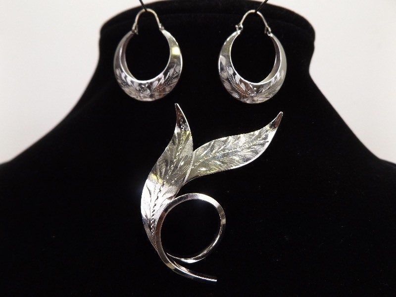 lot 20 image: .925 Sterling Silver Etched Leaf Brooch and Earring SET