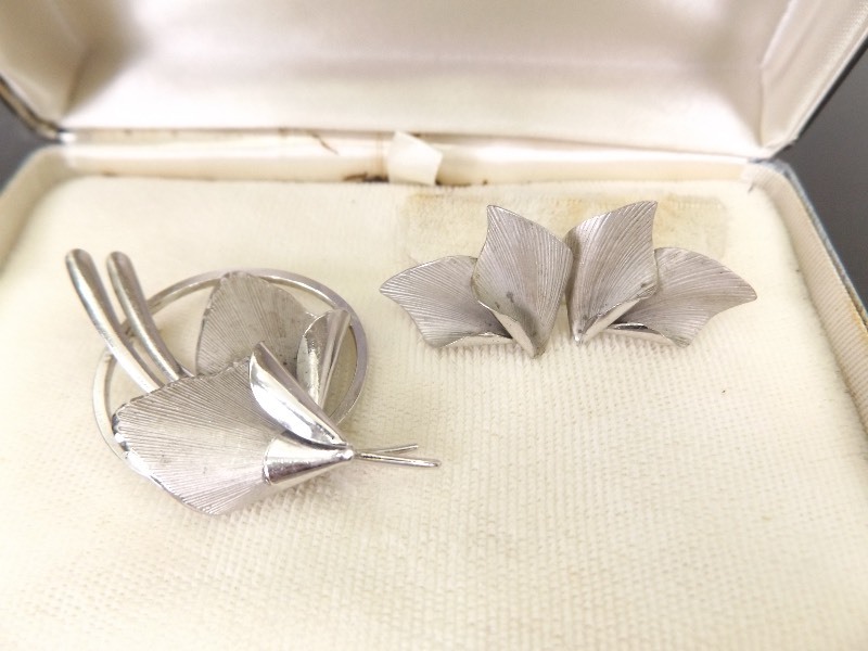 lot 22 image: .925 Sterling Silver Leaf Brooch and Earring SET In Original Box