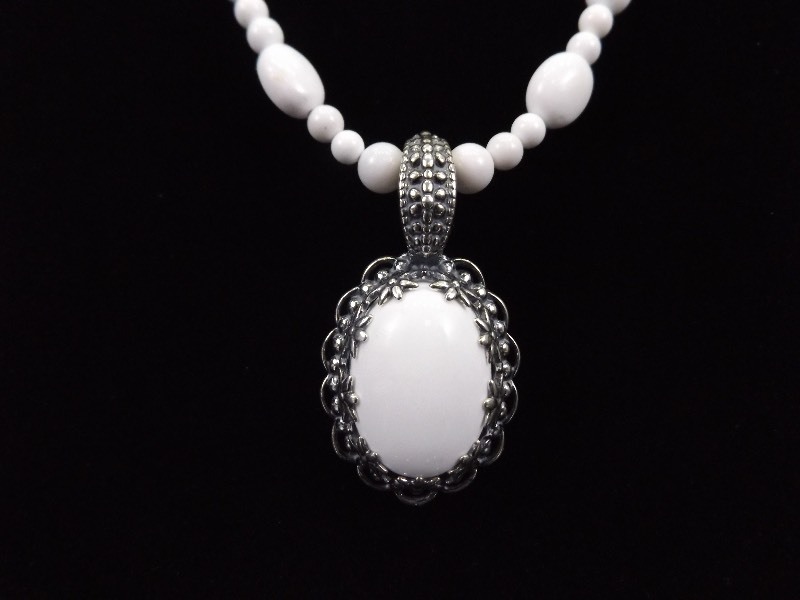 lot 33 image: NEW .925 Sterling Silver Carolyn Pollack White Agate Pendant and Necklace 