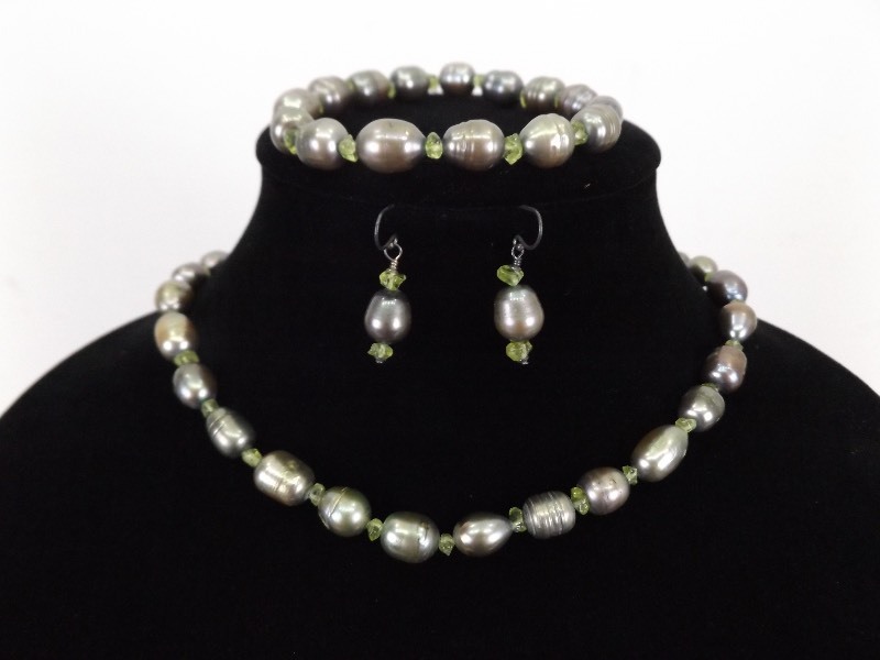 lot 37 image: NEW .925 Sterling Silver Clasp Green Freshwater Pearl Necklace, Bracelet and Earring SET