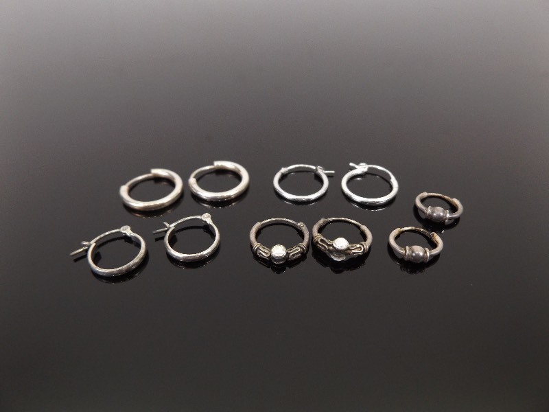 lot 79 image: .925 Sterling Silver Lot of 5 Pairs of Small Hoop Earrings