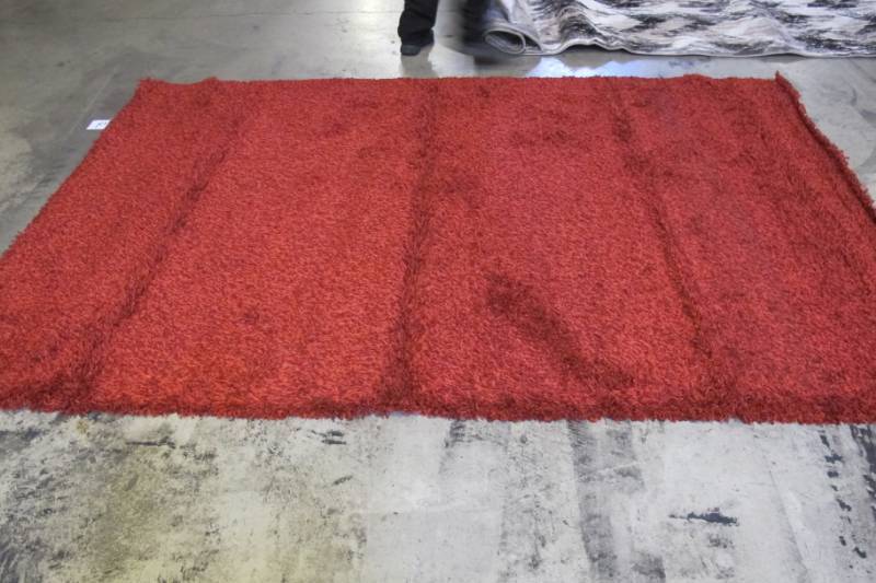 lot 34 image: Premium Shag Area Rug - Red - 6 x 9