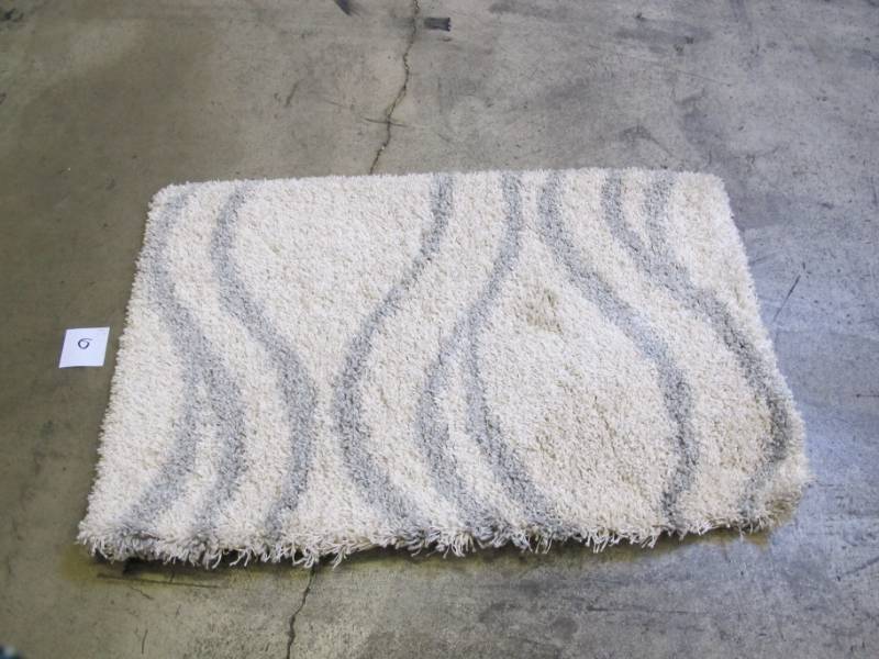 lot 33 image: Gertmenian Anton Premium Quality Shag Rug - 31 x 48  - Cream  Aluminum