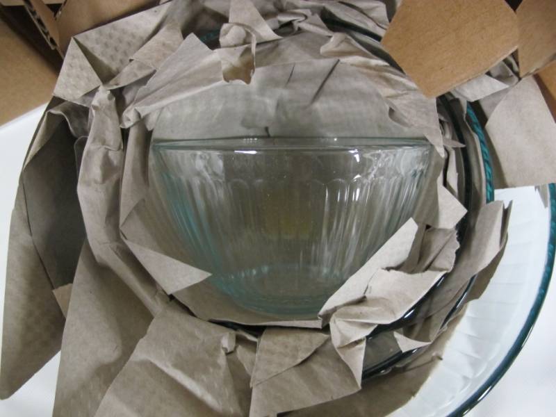 lot 12 image: Pyrex Sculpted Glass Mixing Bowl Set 4 bowels & 4 Colorful Lids