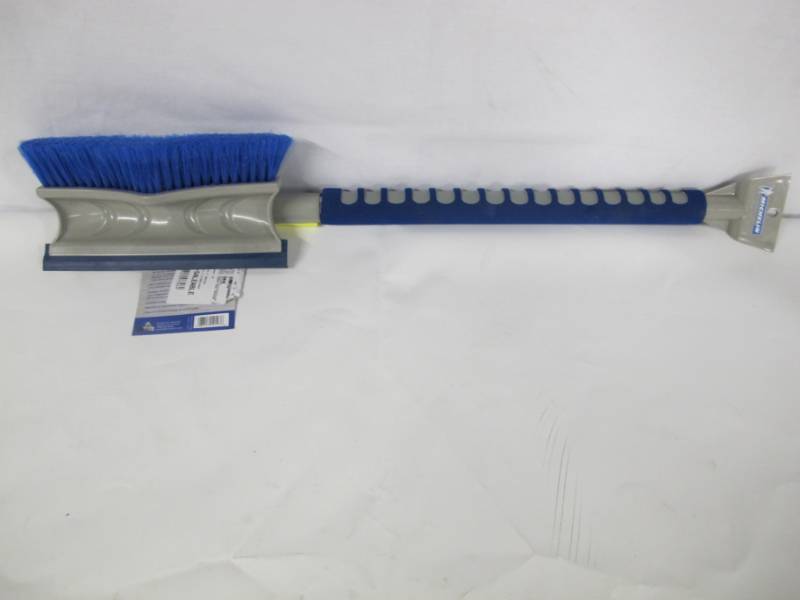 lot 29 image: Michelin Colossal Telescopic Snow Brush and Squeegee  - Blue  Gray - NEW