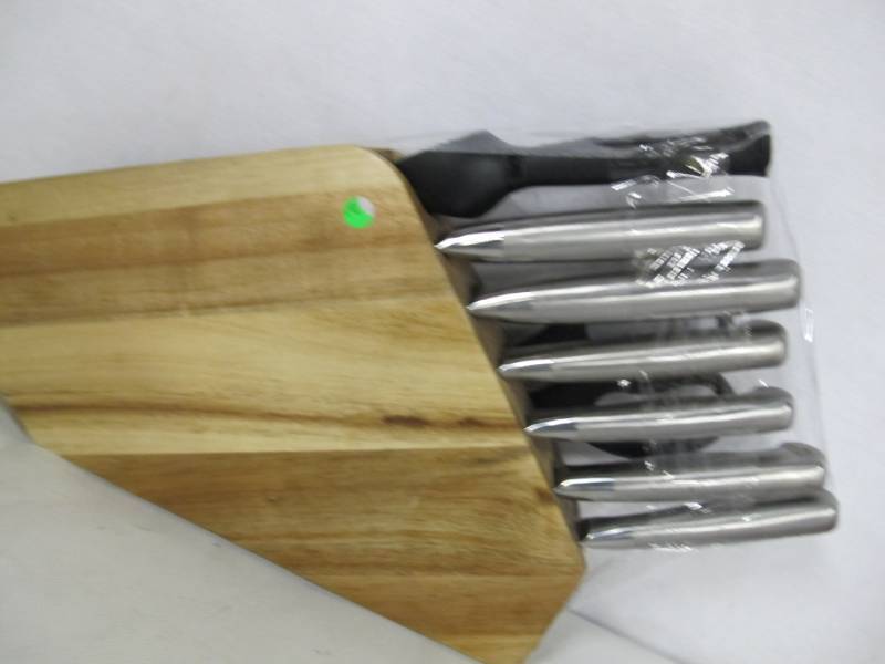 lot 13 image: Sabatier 10-Piece Stainless Steel Cutlery Set - Missing 4.5 Fine Edge Utility Knife