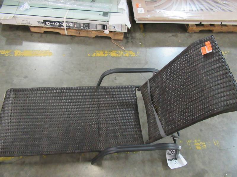 lot 529 image: Garden Treasures Wicker Chaise Lounge Chair CL-17S148W