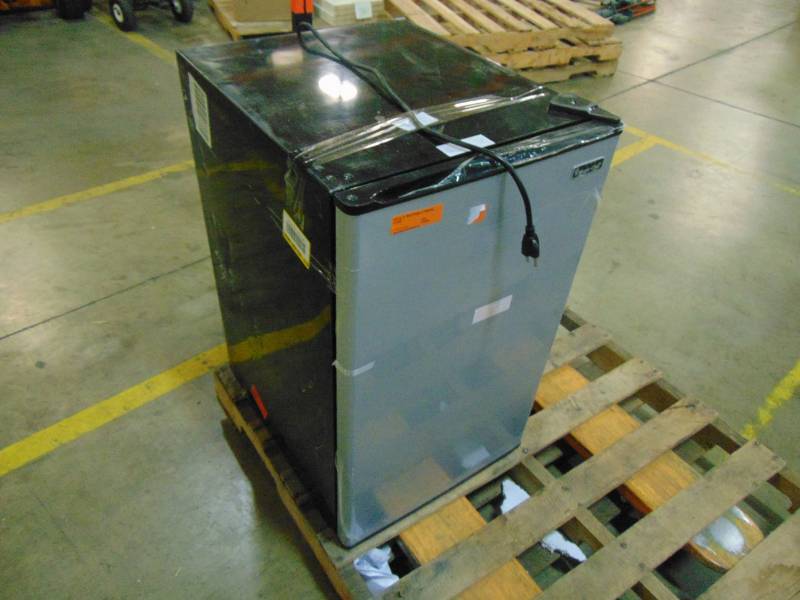 lot 699 image: Magic Chef 4.4 cu. ft. Mini Fridge in Stainless Look HMR440SE