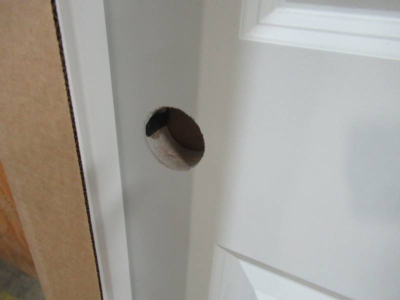 lot 113 image: Jeld-Wen 28 x 80 x 4 916 Colonist 6 Panel, Hollow Core Interior Door. RH Swing, Smooth Molded Composite MDF Single Bore Prehung Door