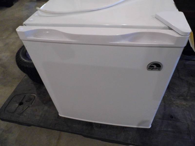 lot 14 image: Igloo Mini Freezer