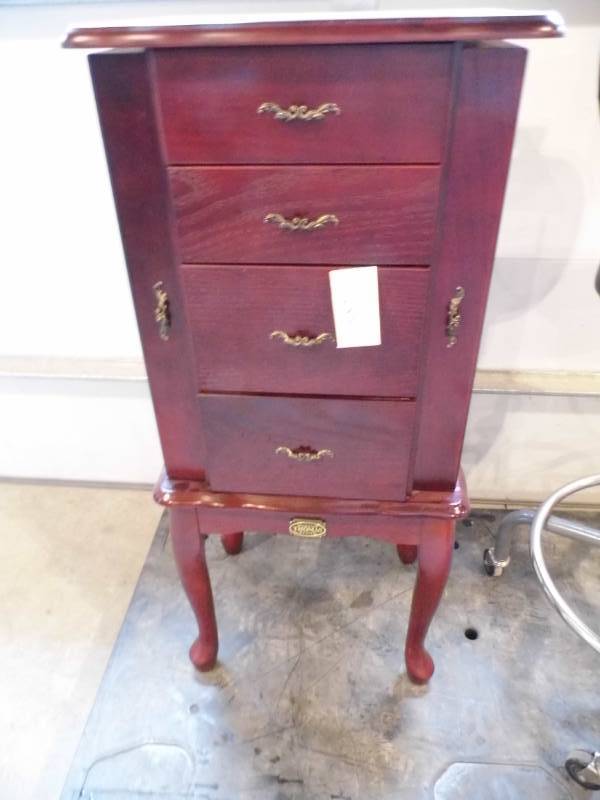 lot 31 image: Jewelry Box