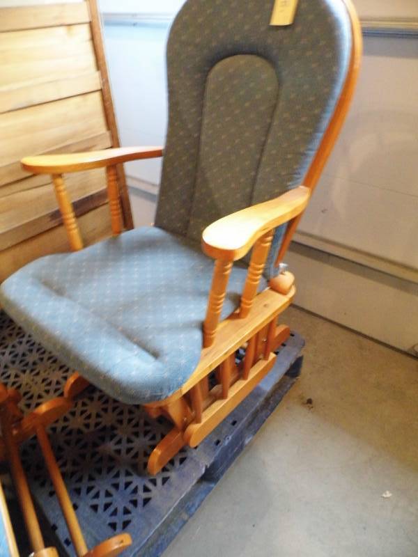 lot 38 image: Glider w Ottoman