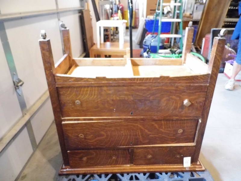 lot 39 image: Dresser