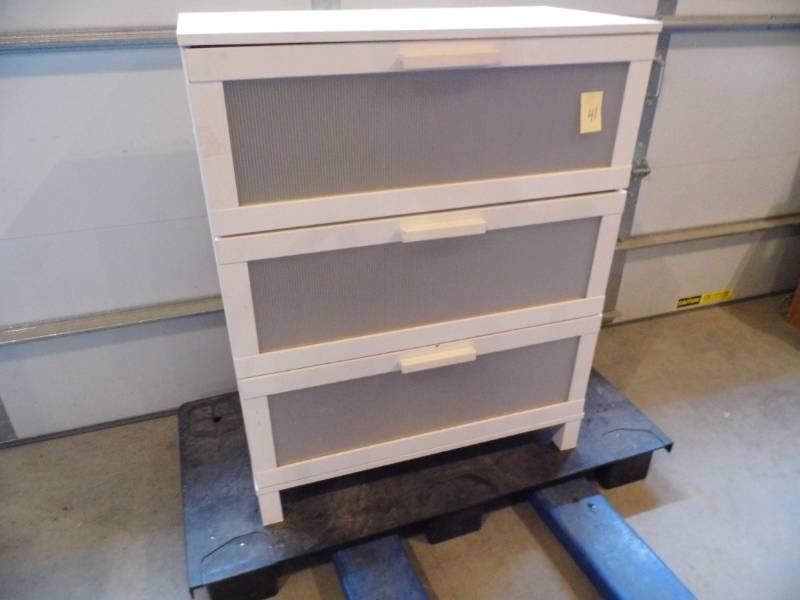lot 41 image: 3 Drawer White Cabinet