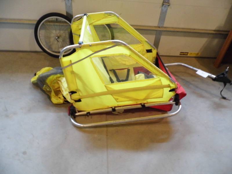 lot 45 image: Tow Behind Child Carrier