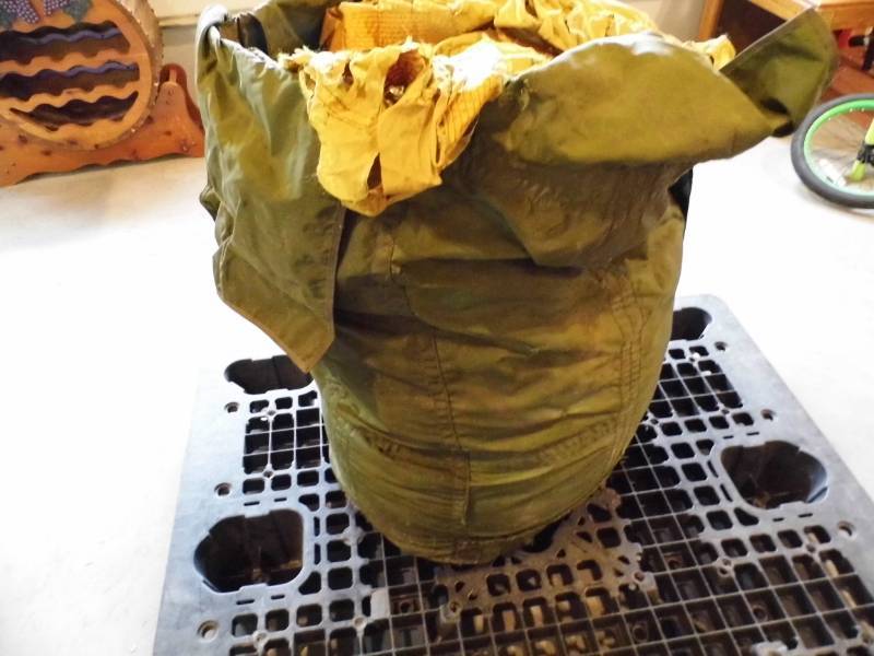 lot 48 image: Duffle w Military Equipment Parachute