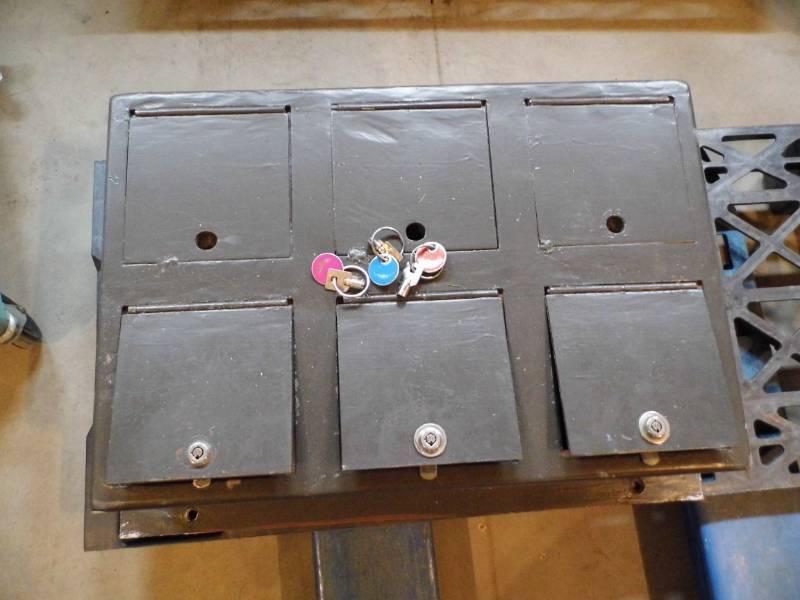 lot 60 image: Mailboxes w Keys