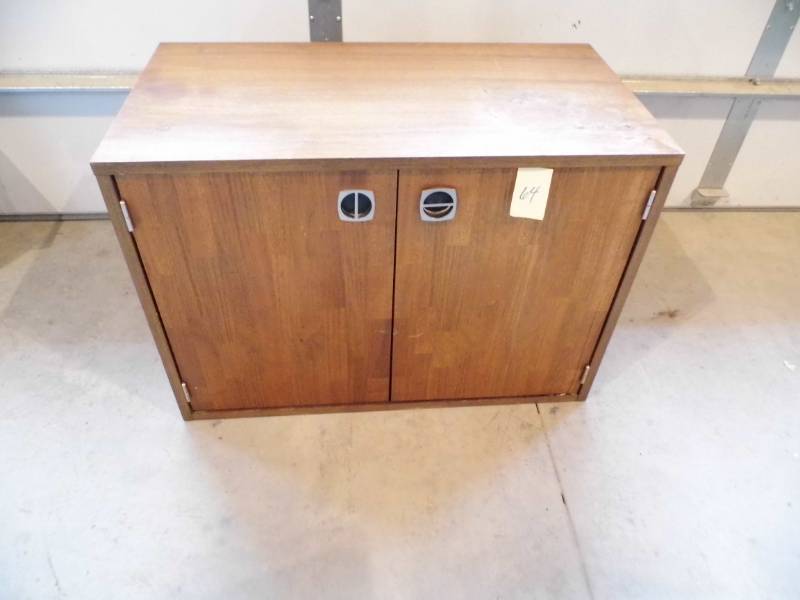 lot 64 image: Cabinet