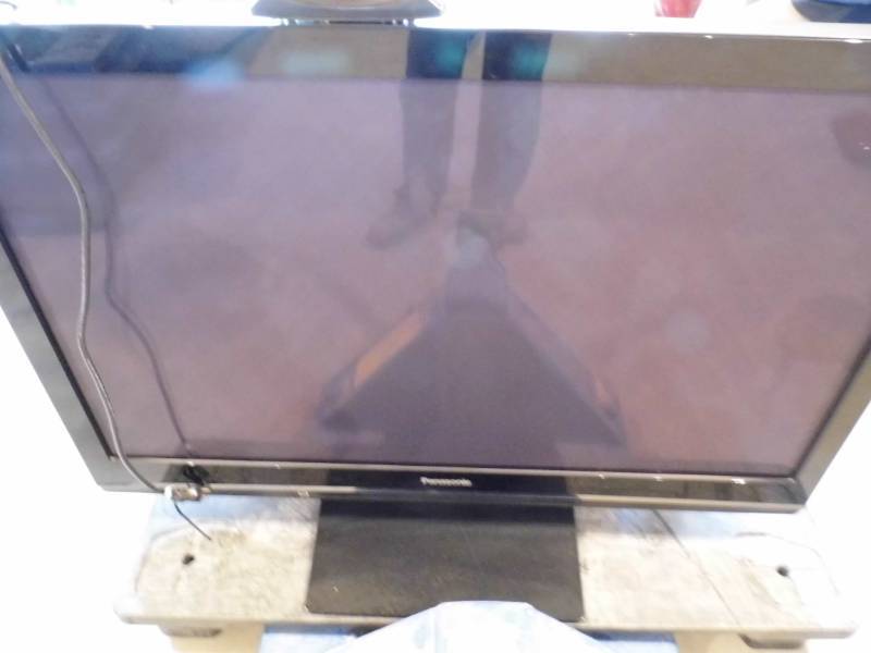 lot 66 image: Panasonic TV w Remote