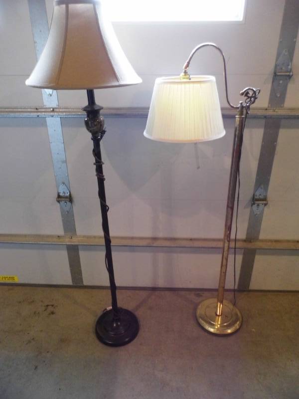 lot 68 image: Lot of 2 Floor Lamps
