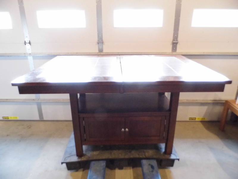 lot 70 image: High Top Table w Chairs