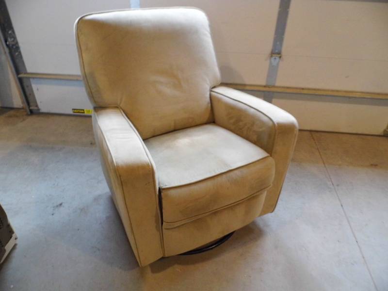 lot 72 image: Swivel Rocker Recliner