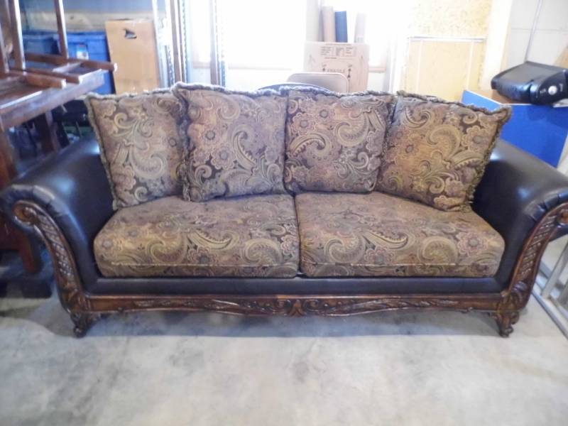 lot 77 image: Sofa