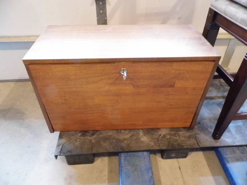lot 82 image: Cabinet w Lock