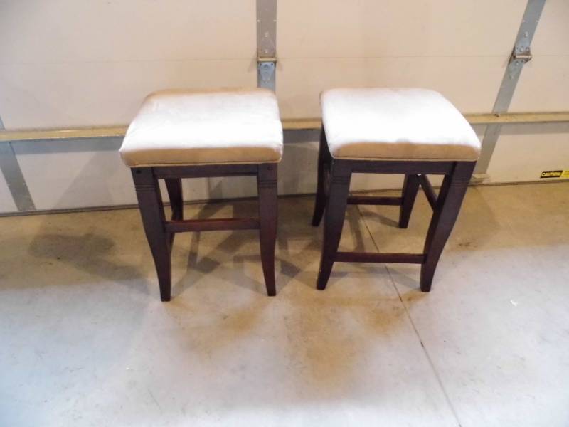 lot 84 image: Lot of 2 Stools
