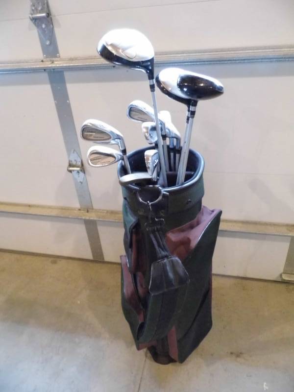 lot 89 image: Golf Clubs w. Bag