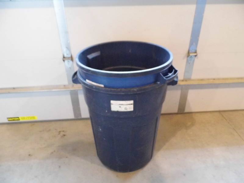 lot 91 image: Lot of 2 Rubbermaid Garbage Cans