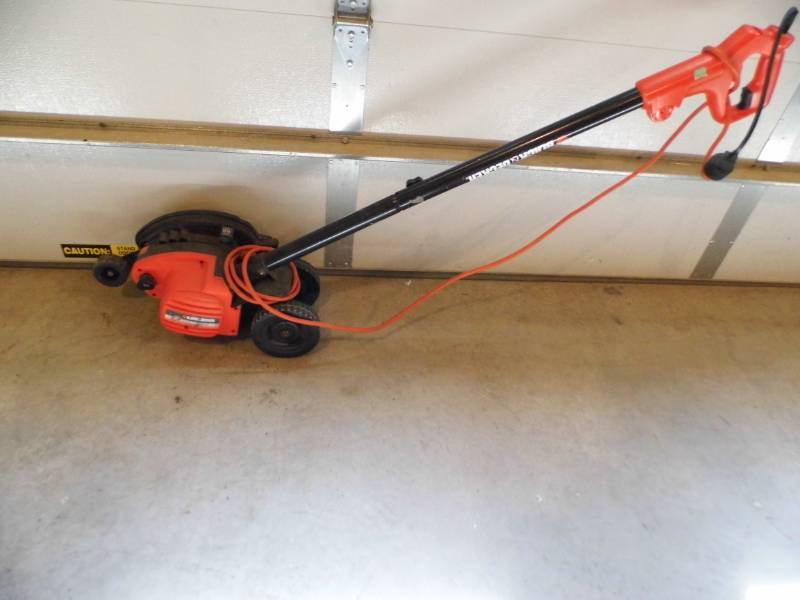 lot 102 image: Black & Decker Edger