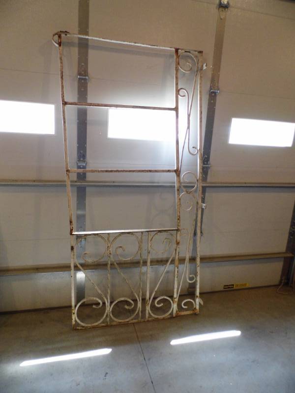 lot 112 image: Antique Railing