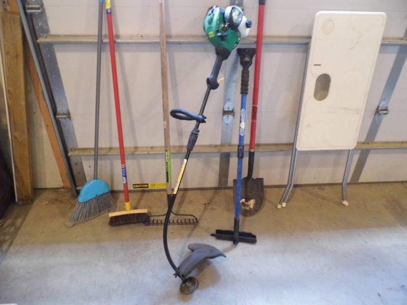 lot 129 image: Weed Eater - Yard Tools - Fish Cleaning Table