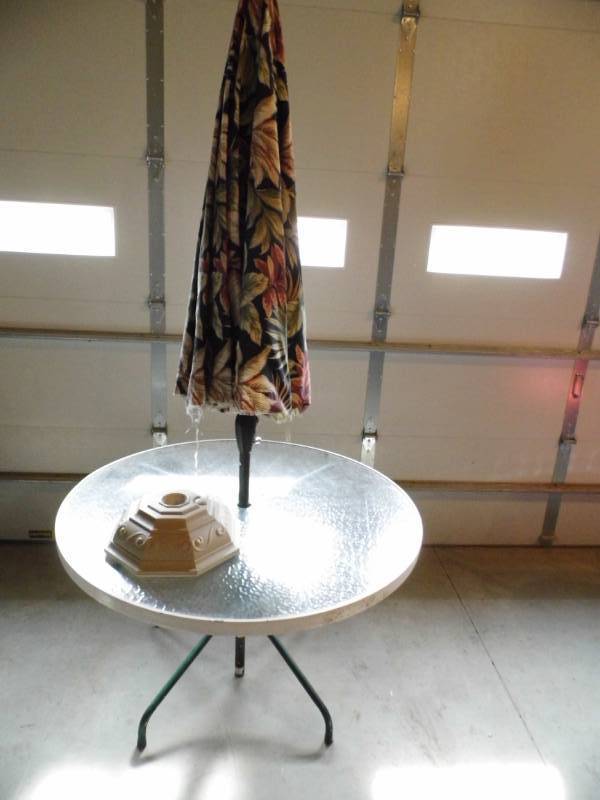 lot 139 image: Glass Top Patio Table Set