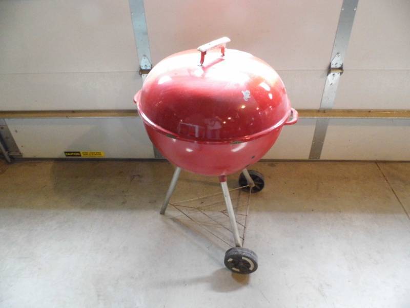 lot 141 image: Red Weber Grill
