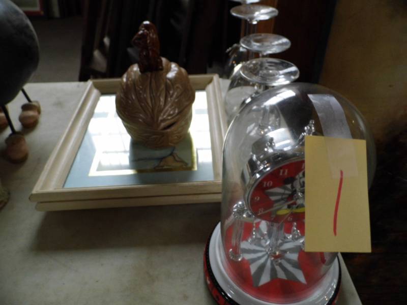lot 1 image: Glasses - Clock - Pictures
