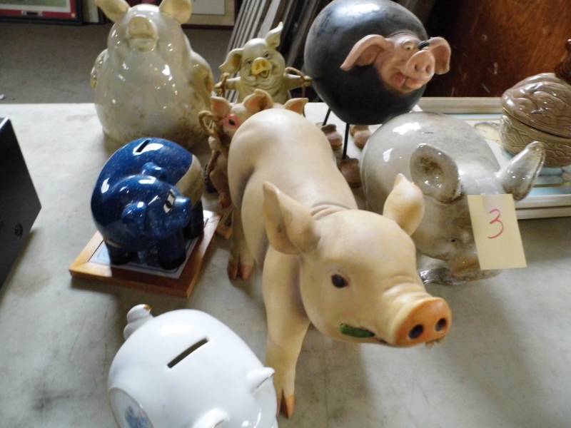 lot 3 image: Lot of Pigs