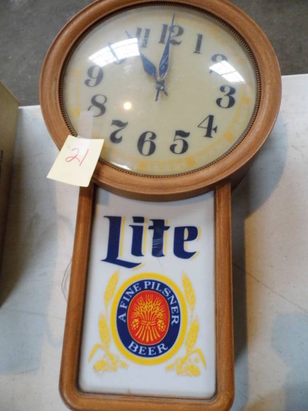 lot 21 image: Lite Beer Clock