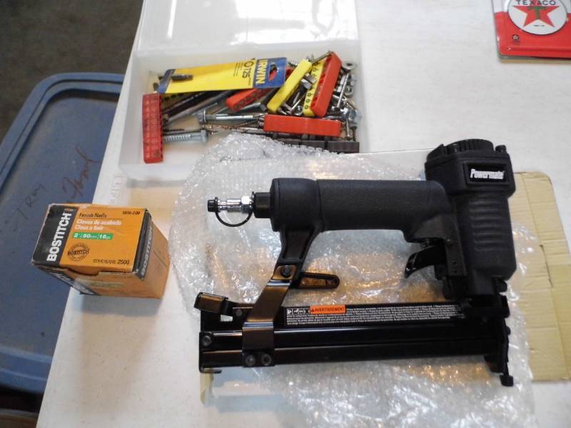 lot 36 image: Air Nailer - Tools - Nails